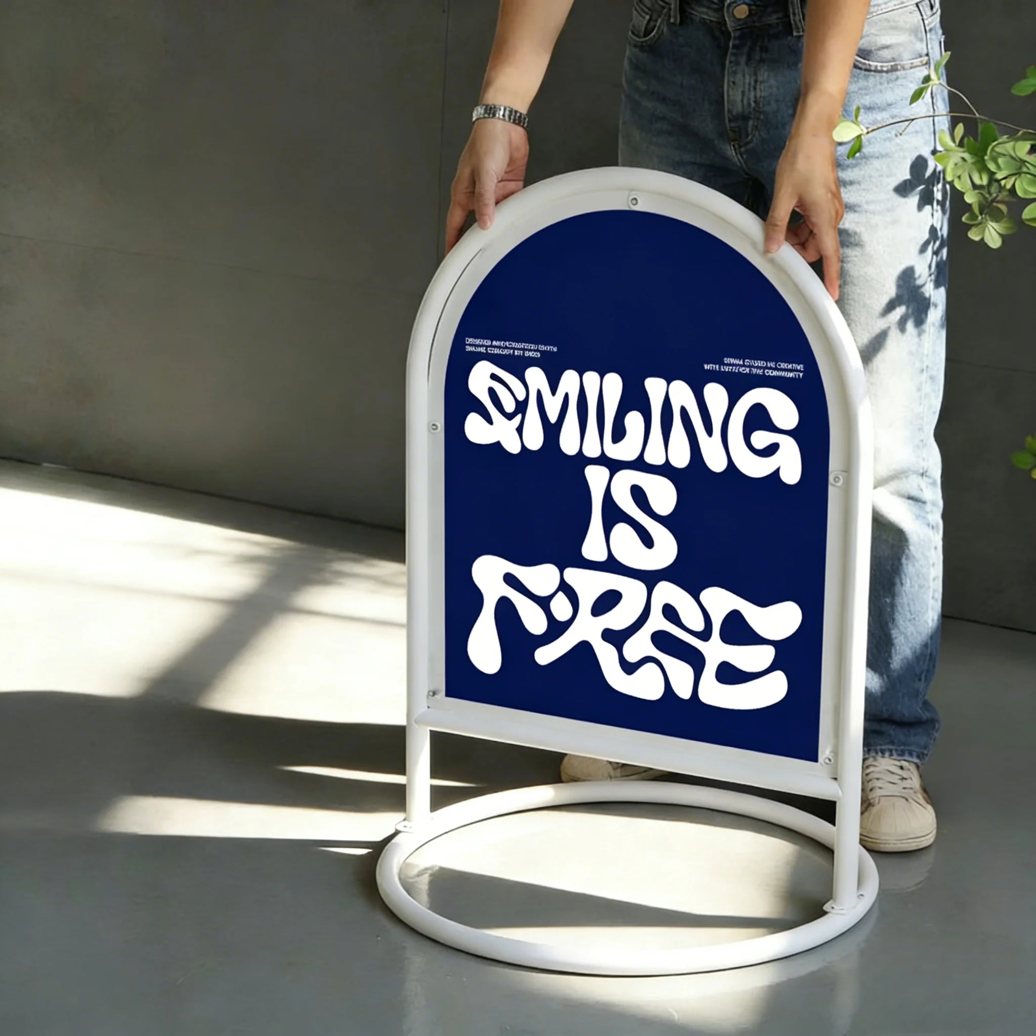 商店入口处的户外弧形框架标牌，双面广告牌，落地式展示牌