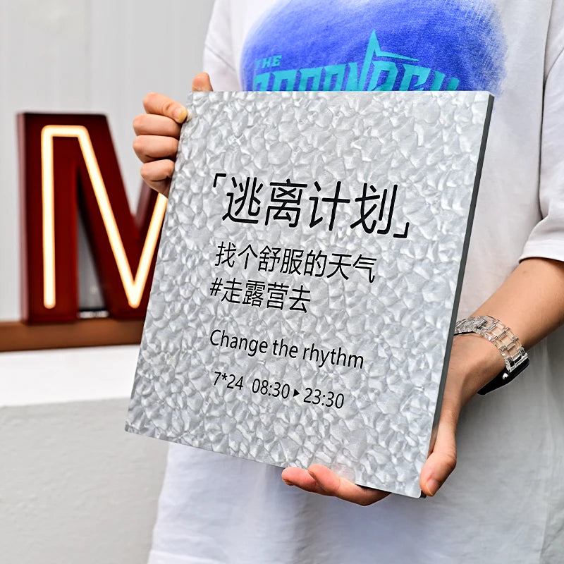 公司招牌定制，银色门牌广告招牌，凹进纹理设计，轻盈奢华氛围高档