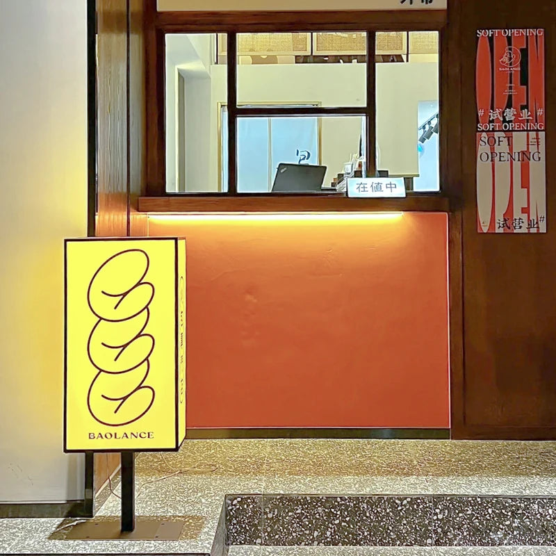 亚克力站立地板灯箱金属底座店户外展示穿体发光灯箱