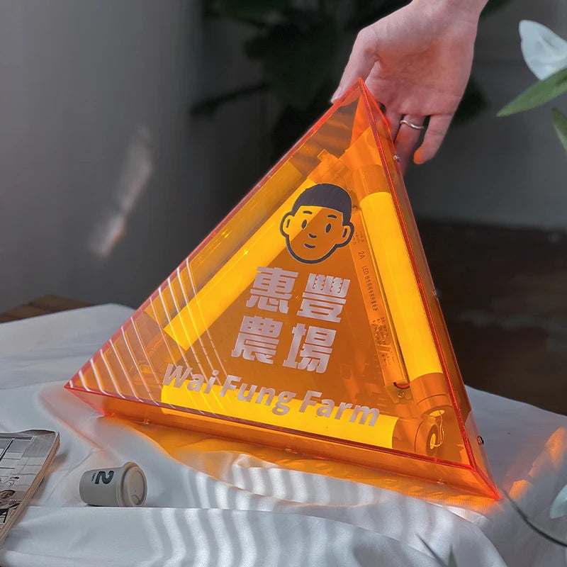 定制长方形橙色亚克力灯箱透明三角设计儿童服装店广告