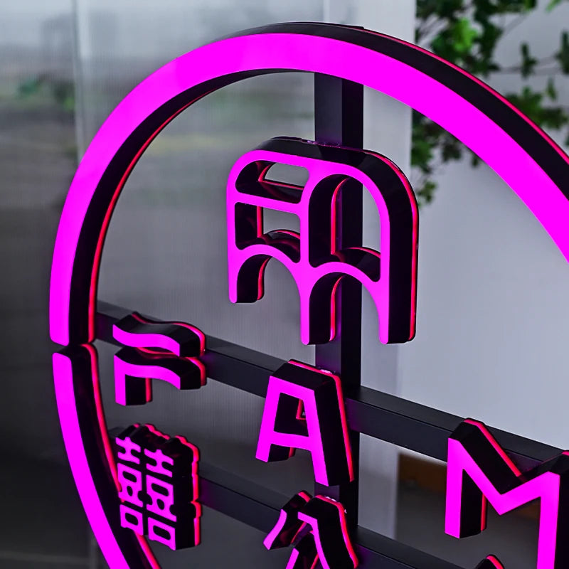 带发光字母的落地支架，用于户外标牌广告定制