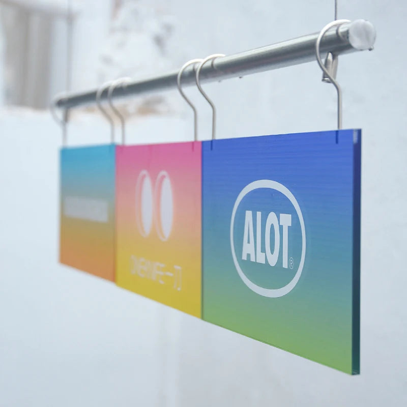 品牌服装店亚克力促销logo挂渐变颜色UV logo广告