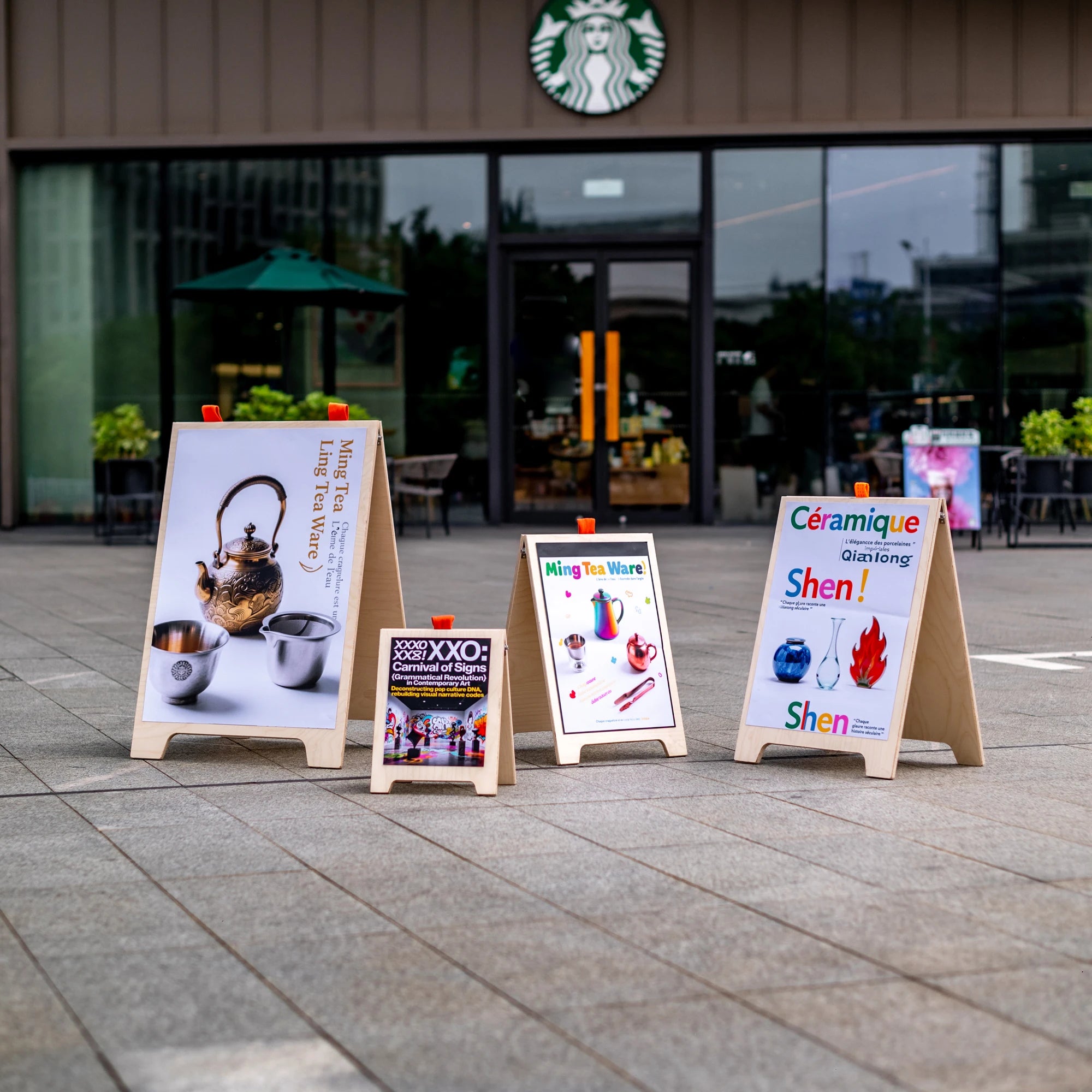 面包店、咖啡店、户外木制A-sign展示板、双面地板到天花板广告展示