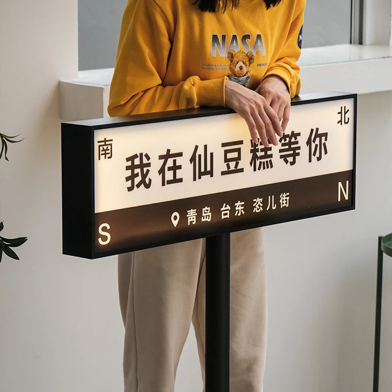 户外落地式灯箱，我们可以为您定制文案和发光广告