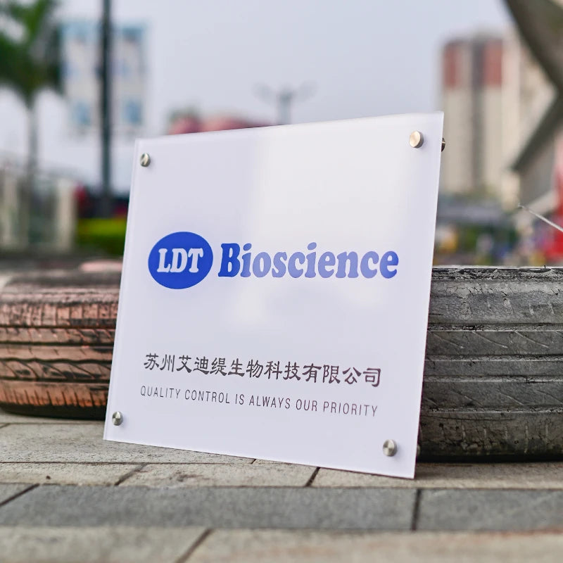 白色背景透明亚克力公司牌匾，亚克力UV印花标识牌定制