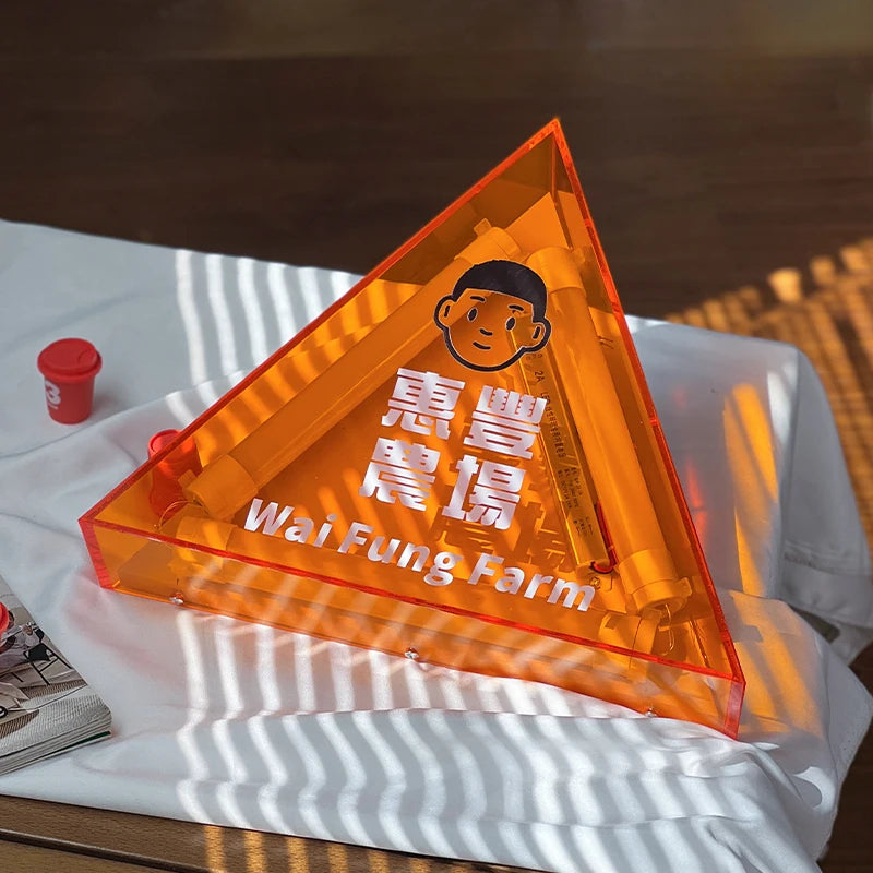 定制长方形橙色亚克力灯箱透明三角设计儿童服装店广告