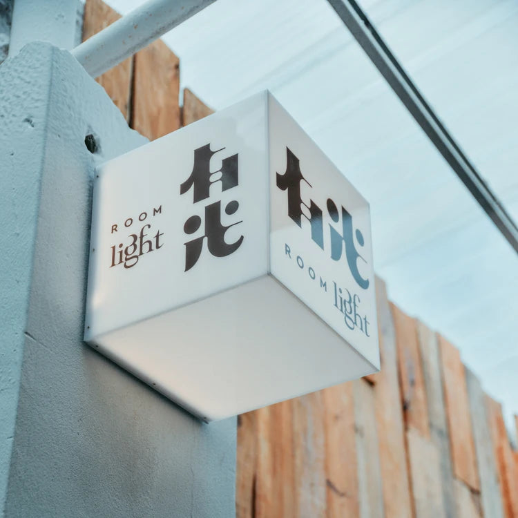 牛奶白色亚克力灯箱广告灯箱商店可定制广告标志灯箱