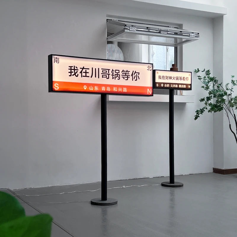 户外落地式灯箱，我们可以为您定制文案和发光广告