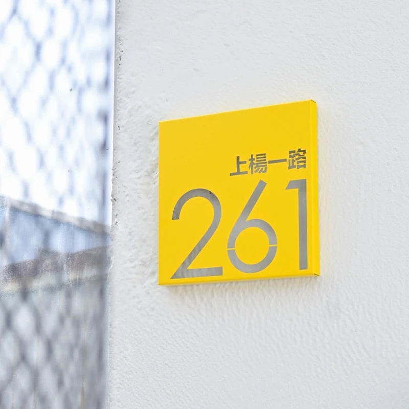门牌、门牌和公寓门板编号的激光切割和雕刻
