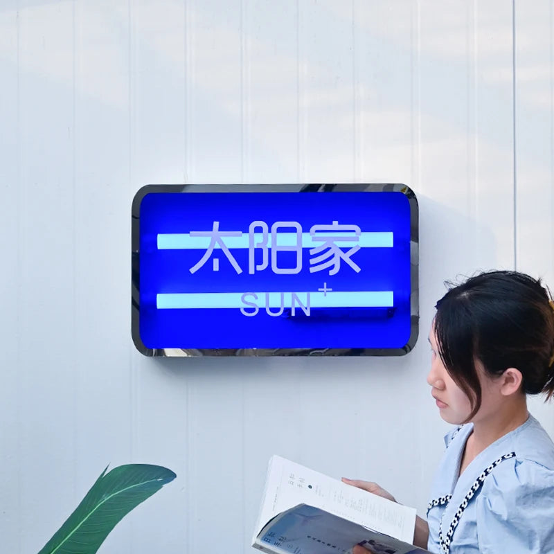 现代时尚简约风格店铺前标志克莱恩蓝色透明亚克力发光二极管广告灯箱亚克力灯箱