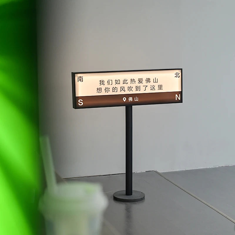 户外落地式灯箱，我们可以为您定制文案和发光广告