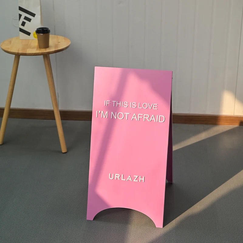 商店入口处的双面地板到天花板的显示面板展示架站立标志广告板