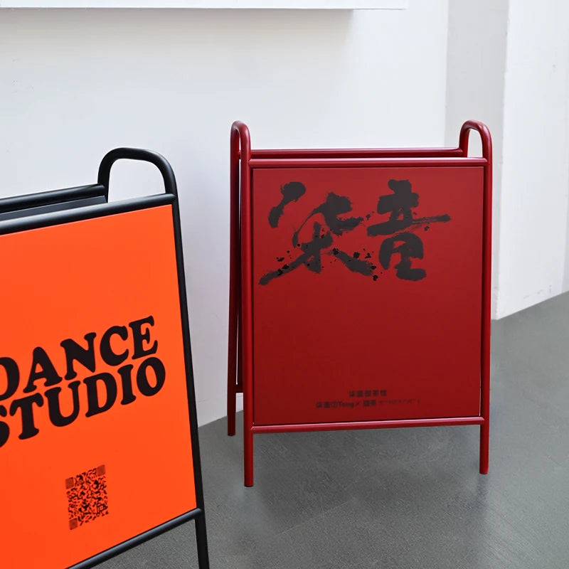 咖啡店入口处的双面地板站立展示架，带有锻铁油漆广告牌