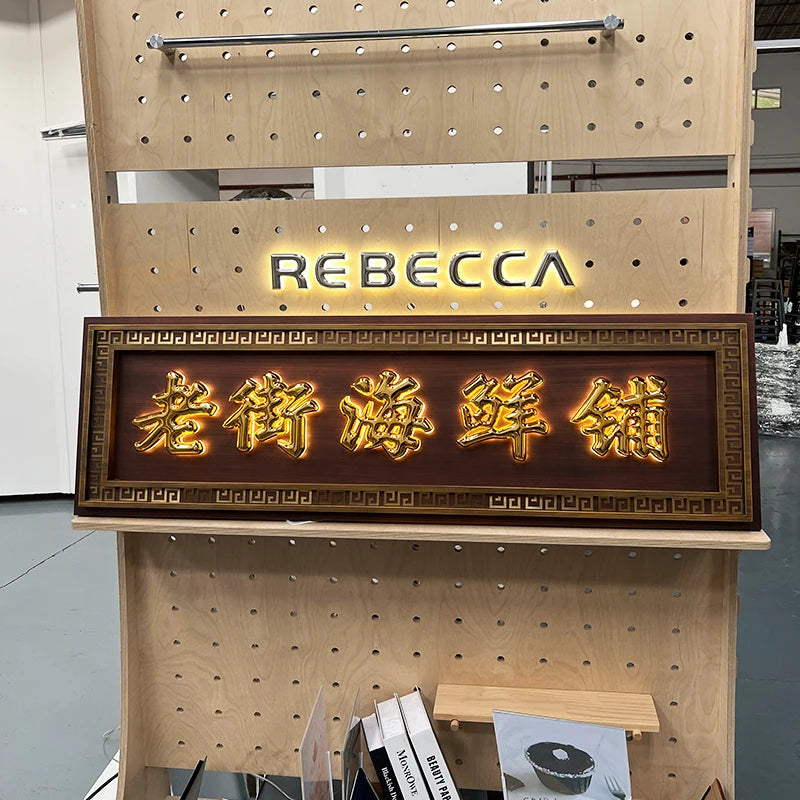 金色弧面背光字母 - 为商店/商店定制的 PVC 3D 雕刻标志牌