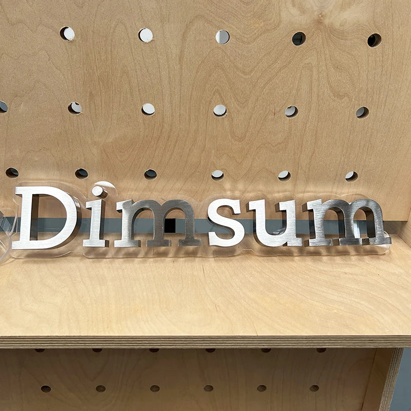 定制的3D空心字母和广告徽标由拉丝不锈钢制成