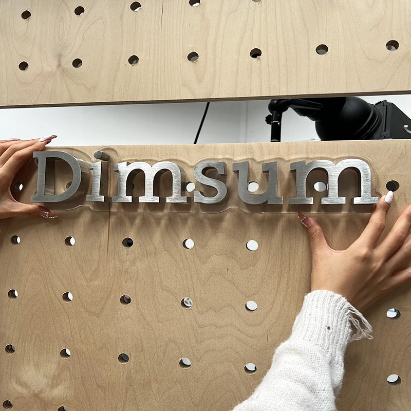 定制的3D空心字母和广告徽标由拉丝不锈钢制成