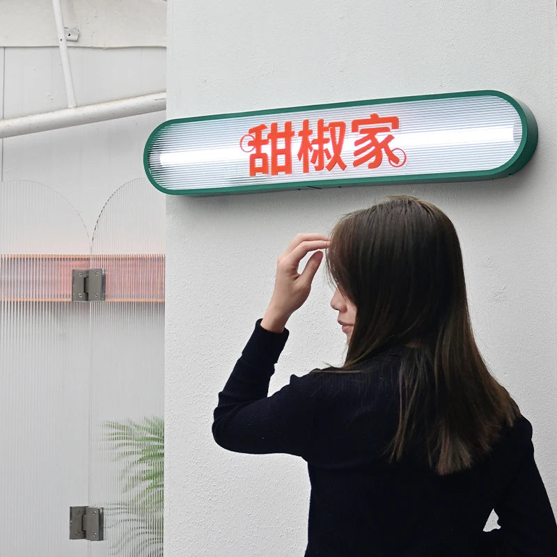 制造商提供定制的不锈钢灯箱广告牌，带照明墙壁标志亚克力灯箱
