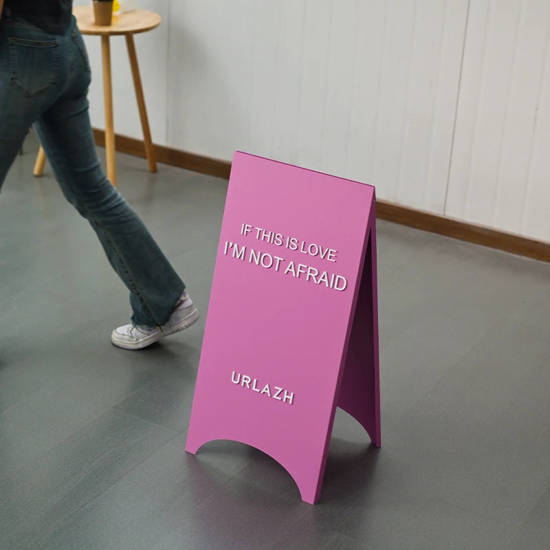 商店入口处的双面地板到天花板的显示面板展示架站立标志广告板