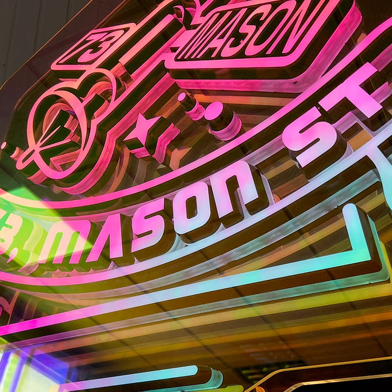 异形千层深渊灯箱广告的深渊镜亚克力灯箱墙上的字母logo