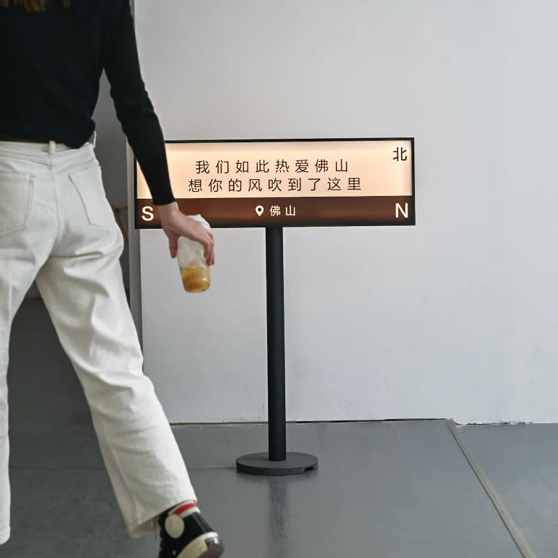 户外落地式灯箱，我们可以为您定制文案和发光广告
