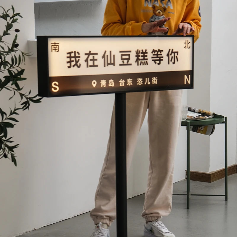 户外落地式灯箱，我们可以为您定制文案和发光广告