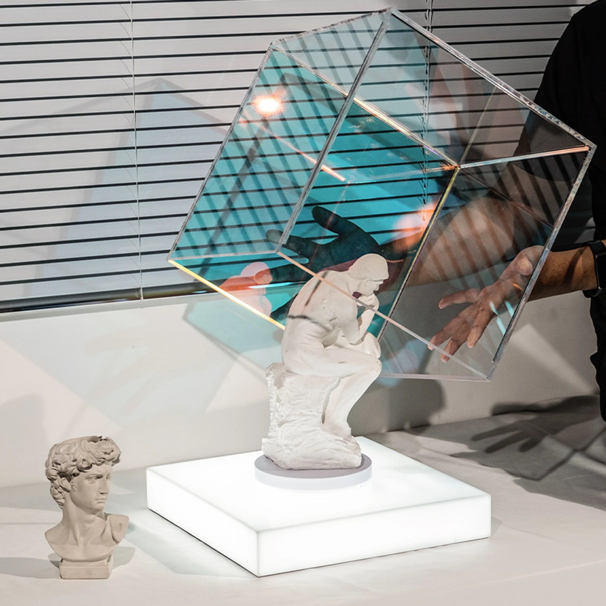 产品可移动展示架，彩色亚克力展示盒，可充电旋转展示灯箱亚克力展示架