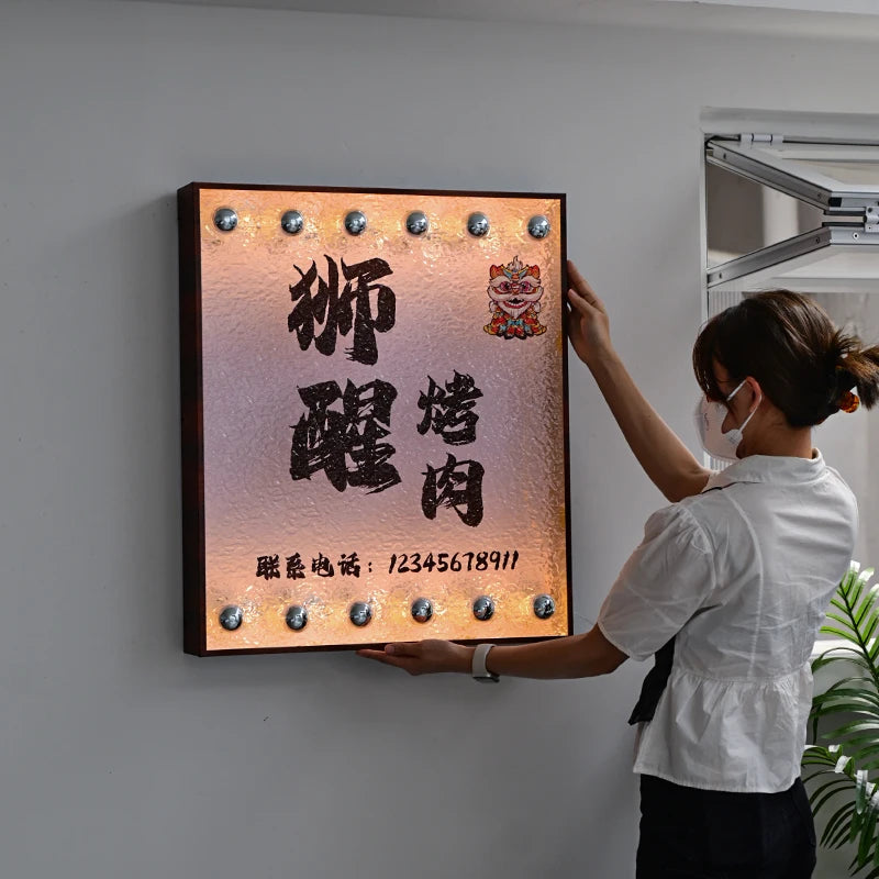 石材纹理亚克力灯箱木纹金属框架复古照明标牌咖啡店前标牌