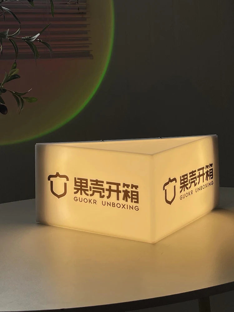 创意logo，三角形门牌，亚克力广告灯箱定制灯箱广告箱