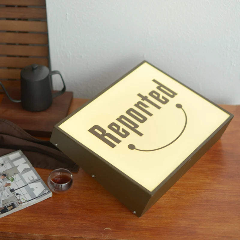 桌面垂直放置斜边设计，复古灯箱广告定制