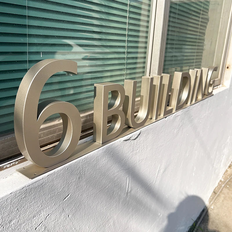 定制桌面品牌标志落地式镂空字母广告牌，用于商业促销