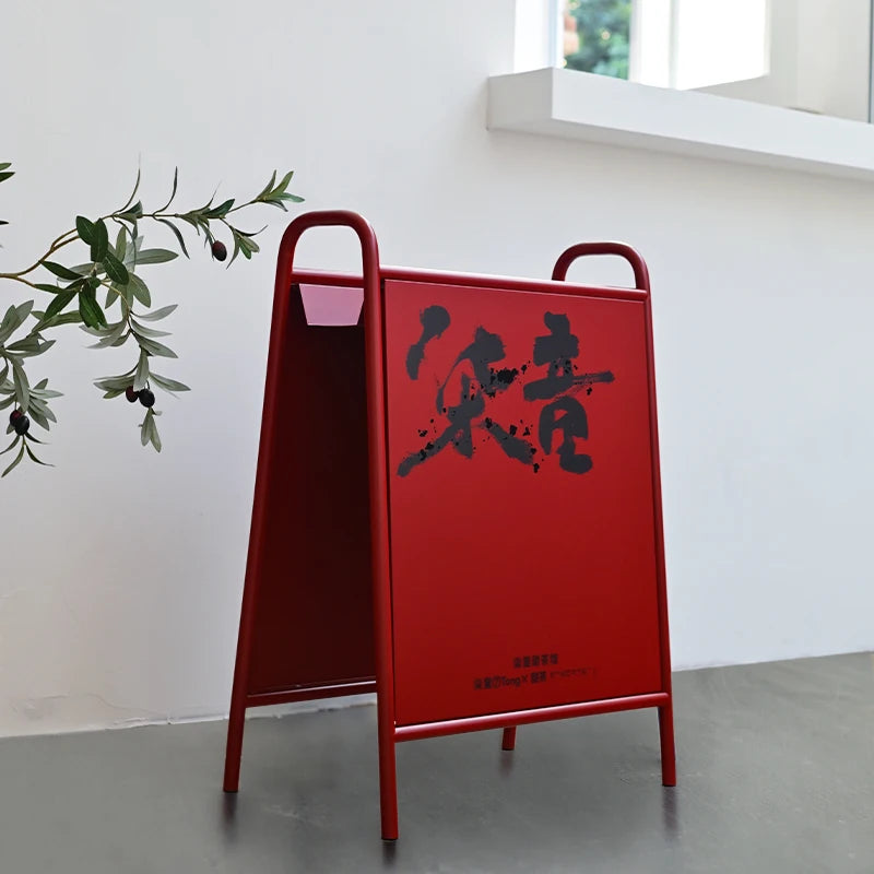 咖啡店入口处的双面地板站立展示架，带有锻铁油漆广告牌